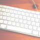 Weiß-silberne Tastatur auf Holztisch (Foto: Birte Vogel)