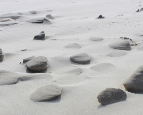 Ein Streifen weißen Sands, meist trocken, nur ein paar Stellen sind von Feuchtigkeit und Wind zu kleinen Skulpturen geformt worden. Foto: Birte Vogel