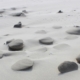 Ein Streifen weißen Sands, meist trocken, nur ein paar Stellen sind von Feuchtigkeit und Wind zu kleinen Skulpturen geformt worden. Foto: Birte Vogel